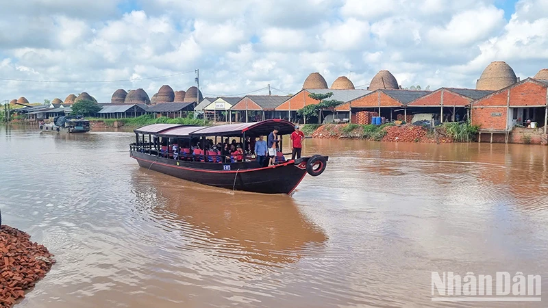 Phát triển du lịch đường sông gắn với bảo tồn giá trị làng nghề gạch gốm Mang Thít, tỉnh Vĩnh Long